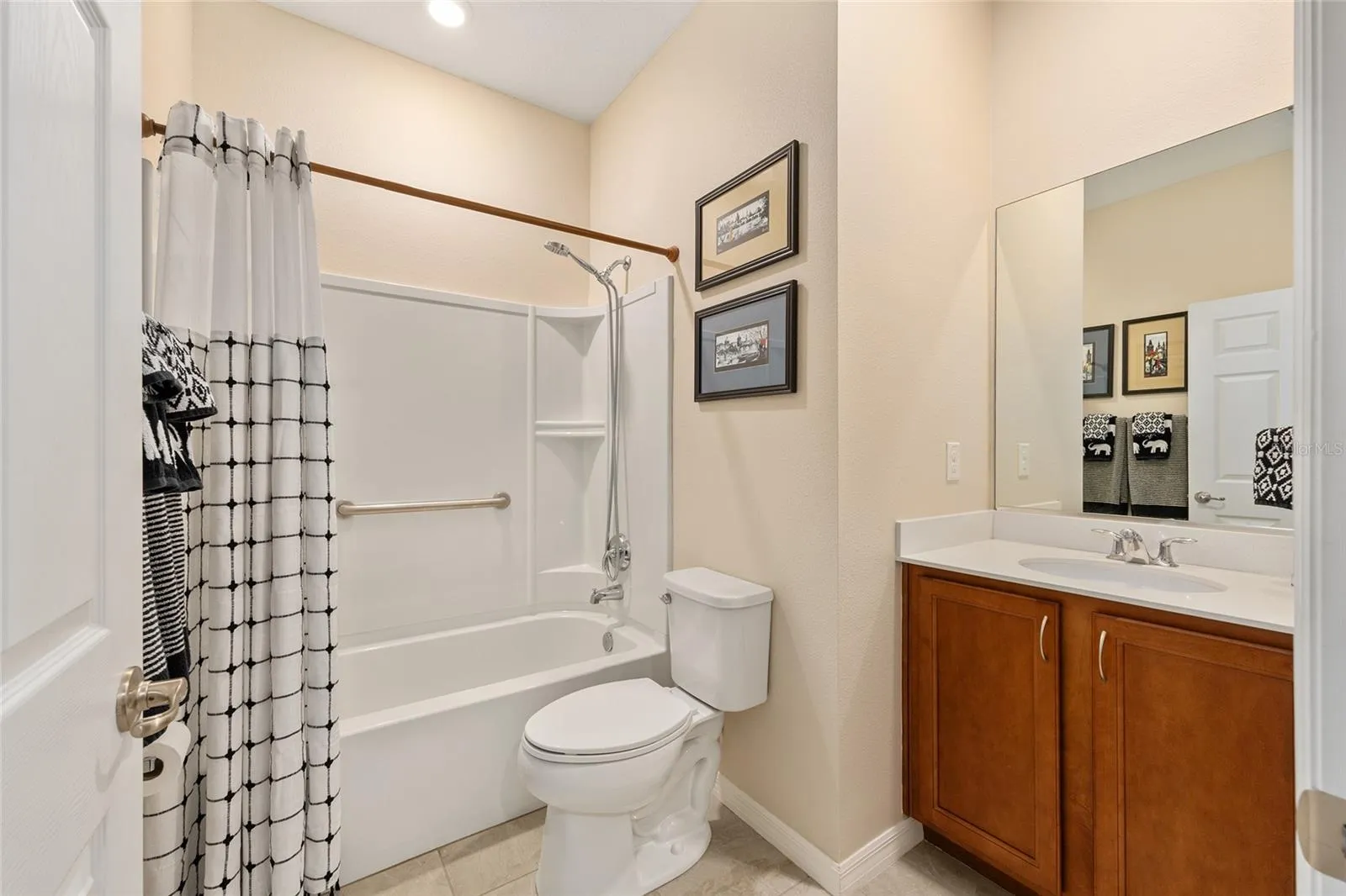 Guest full bathroom