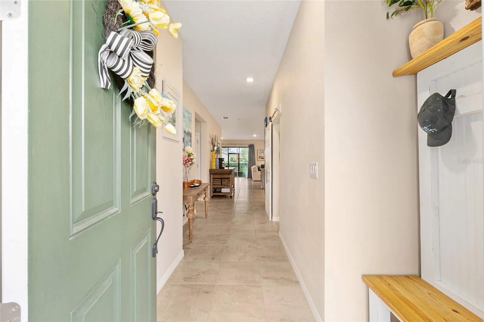Entrance with bench niche