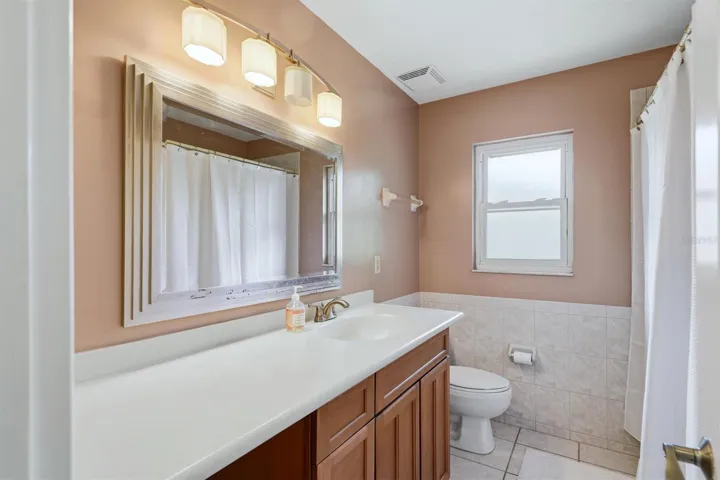 Second bathroom shower /tub