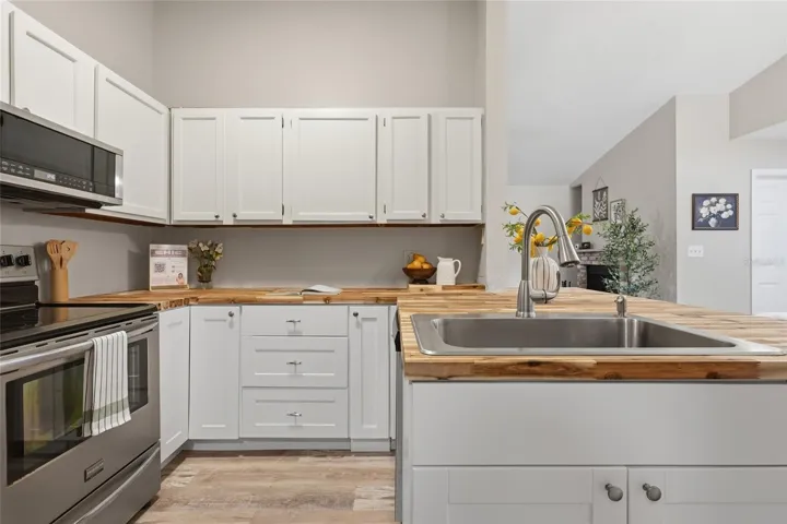 Oversized deep stainless sink perfect for large dishes & Cookie Sheets!