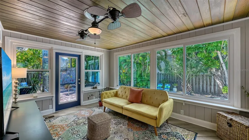Bonus Den/Sunroom