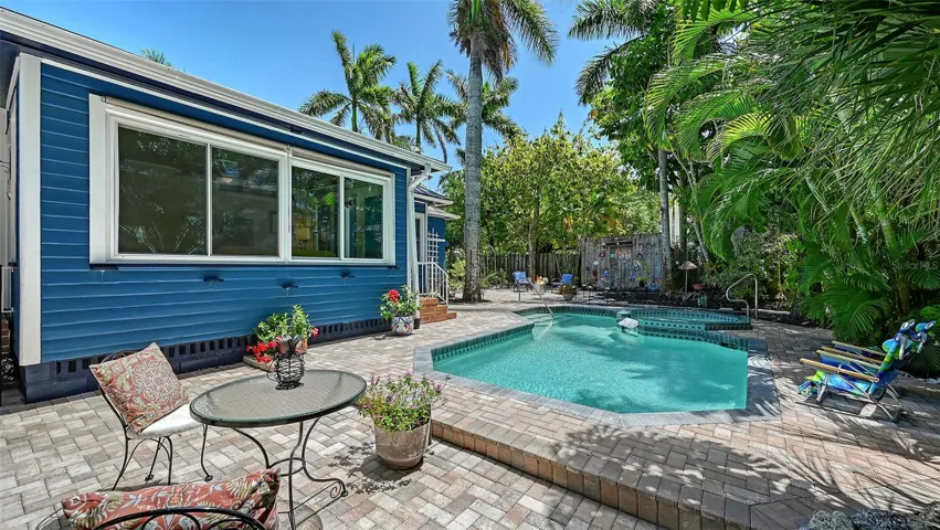 Outside view of Bonus Den/Sunroom