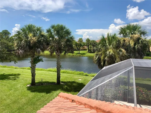 Lake / pool view