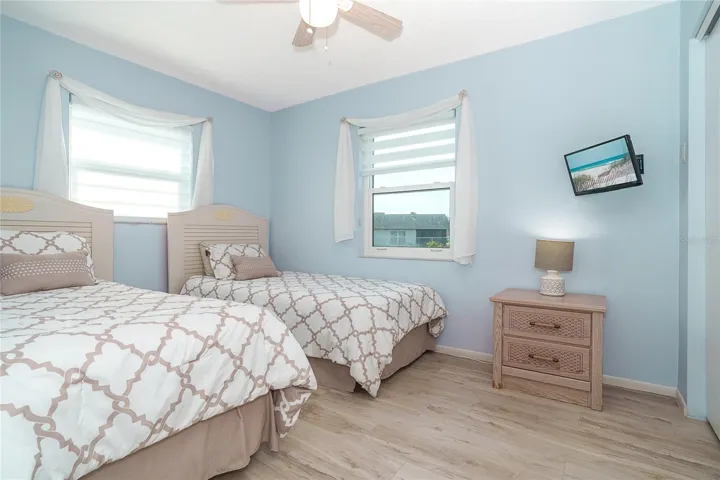 Guest bedroom w/vinyl plank flooring