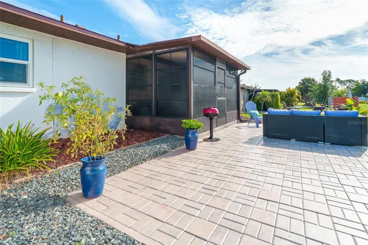 Large patio w/furnishings