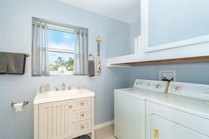 2nd bathroom in garage w/washer & dryer