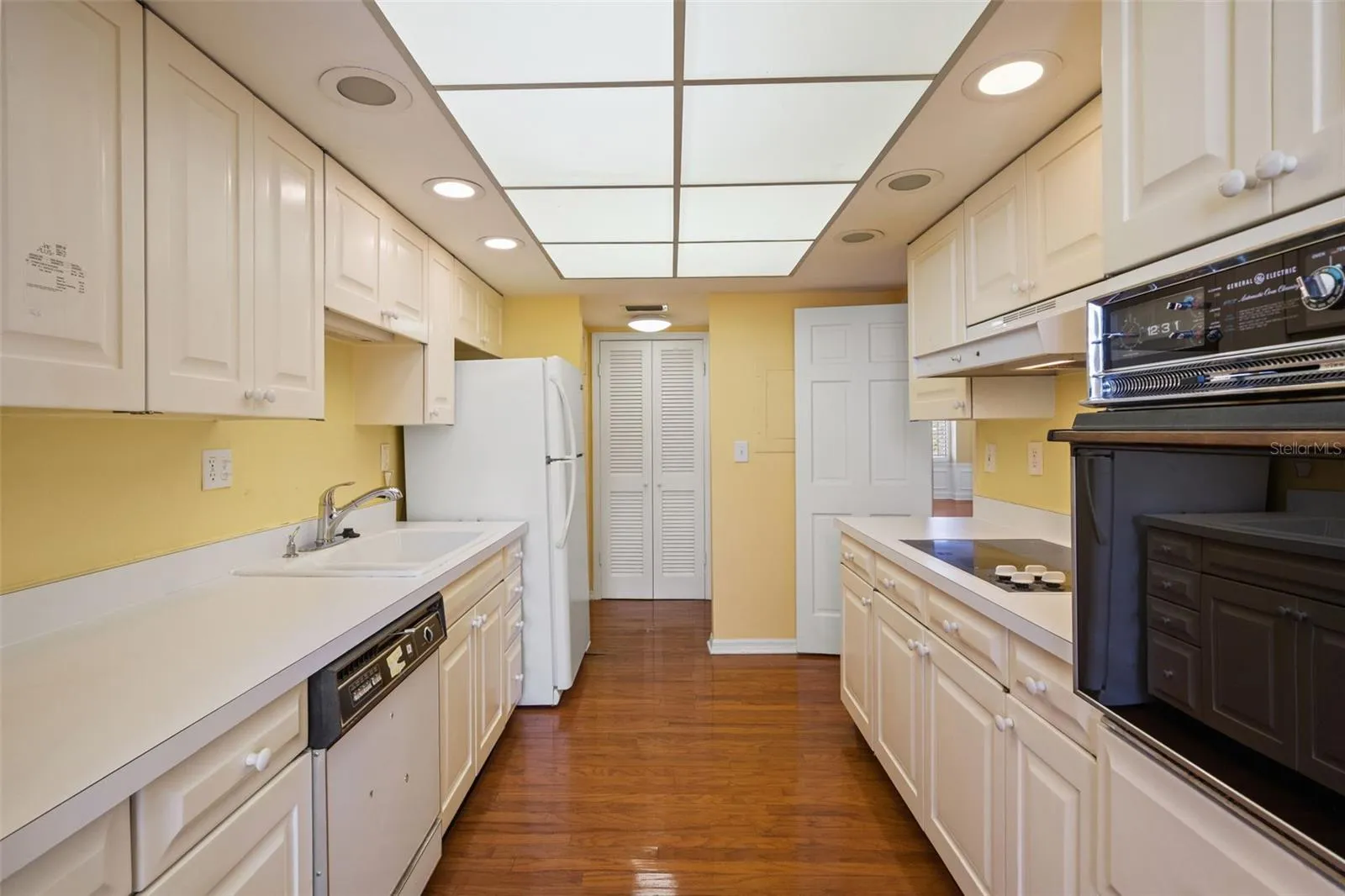 loads of pantry space and eat in area
