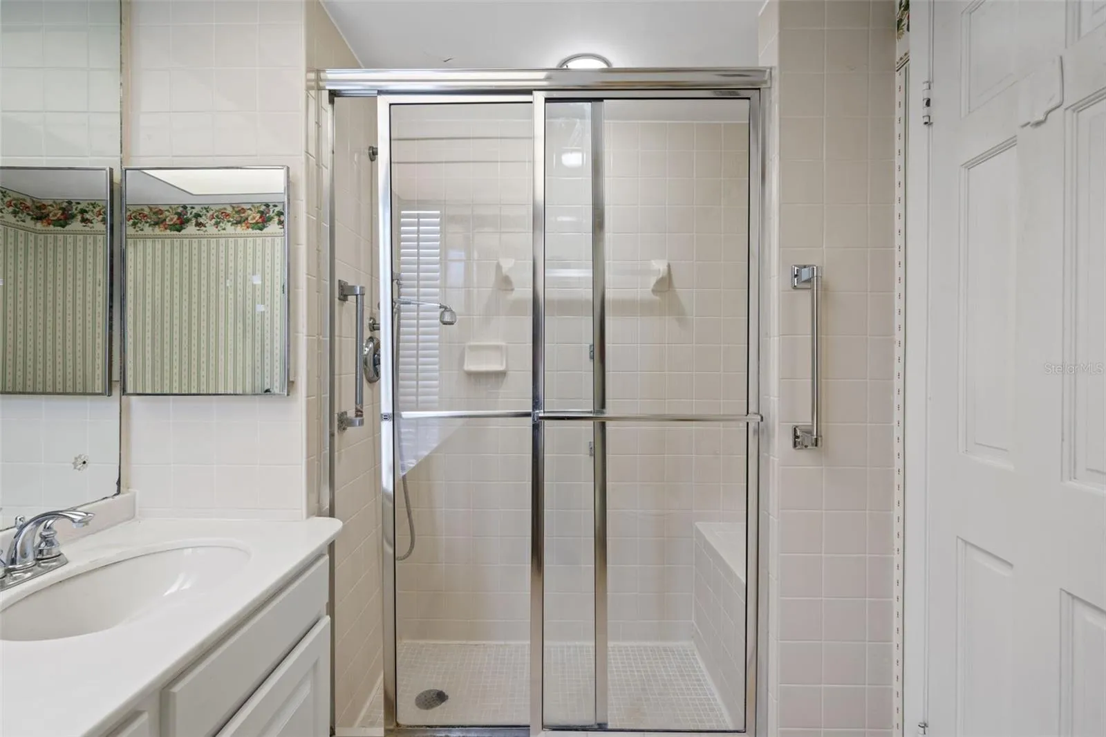 Primary en suite bathroom