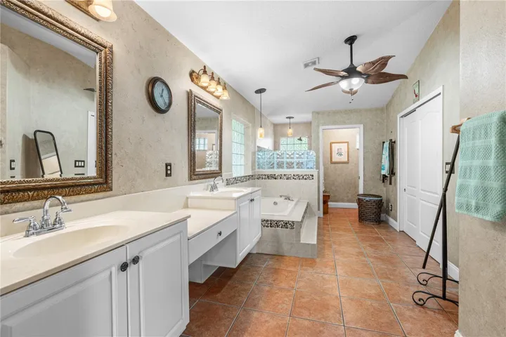 2 Sinks, Soaking Tub & Shower