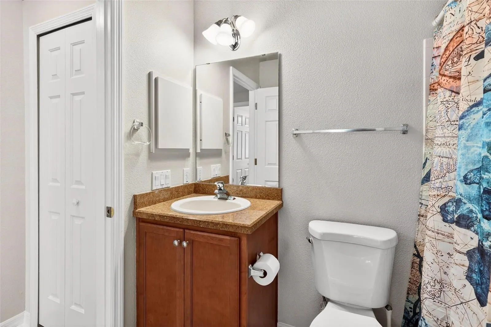 Guest Jack and Jill Bathroom with tub/shower combo