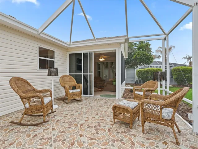 Spacious Birdcage with more room for a pool