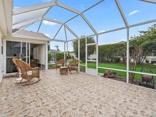 Spacious Birdcage with more room for a pool