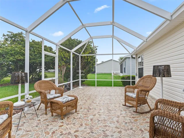 Spacious Birdcage with more room for a pool