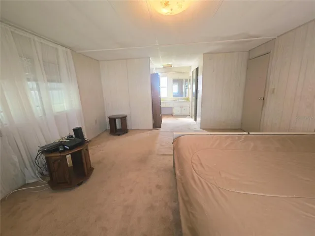 primary bdrm w/walk-in closet & ensuite bath