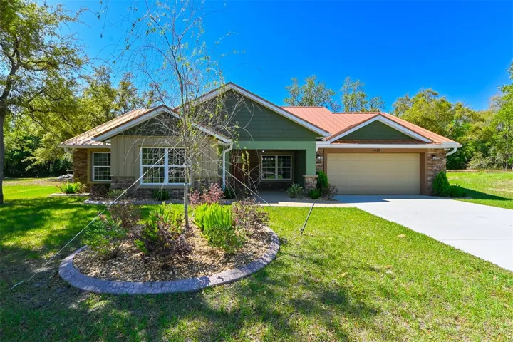 Front view, spacious driveway