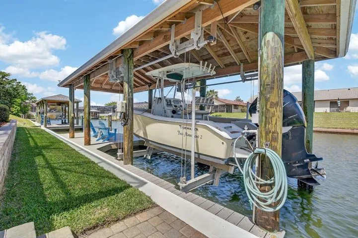 Dock w/Lift