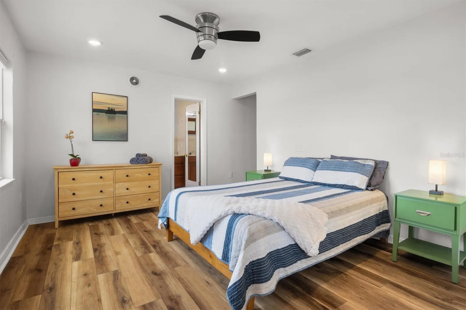 Primary bedroom - lakeview