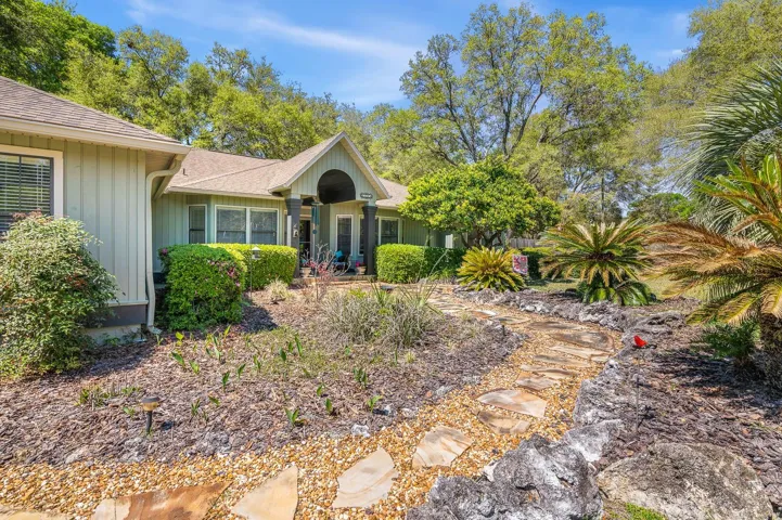 Front welcoming walk way with flagstone