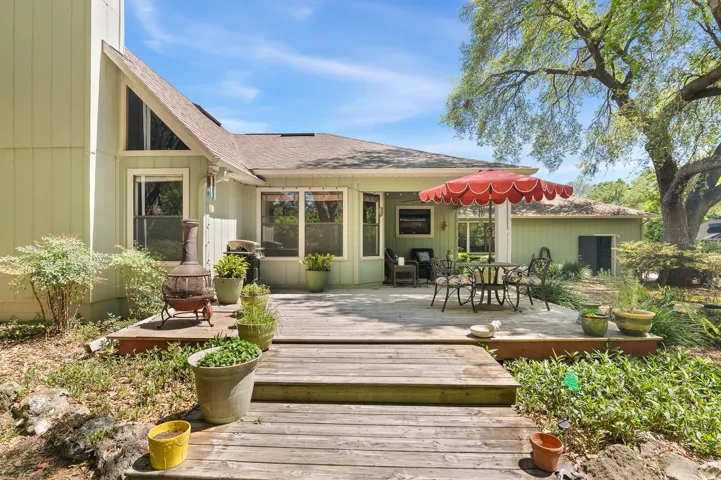 Outdoor deck