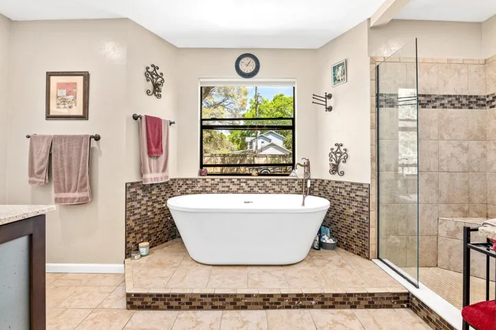 Soaking tub