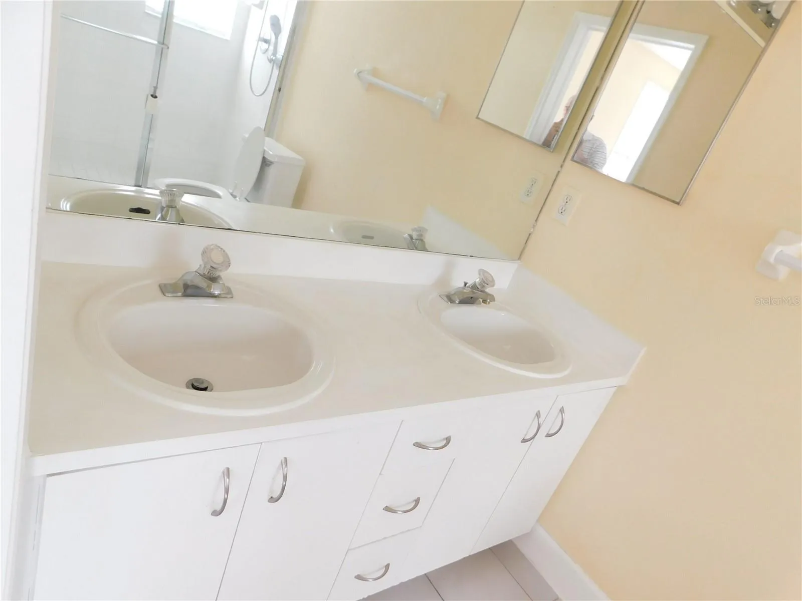 Dual sinks in en-suite bath 2nd floor