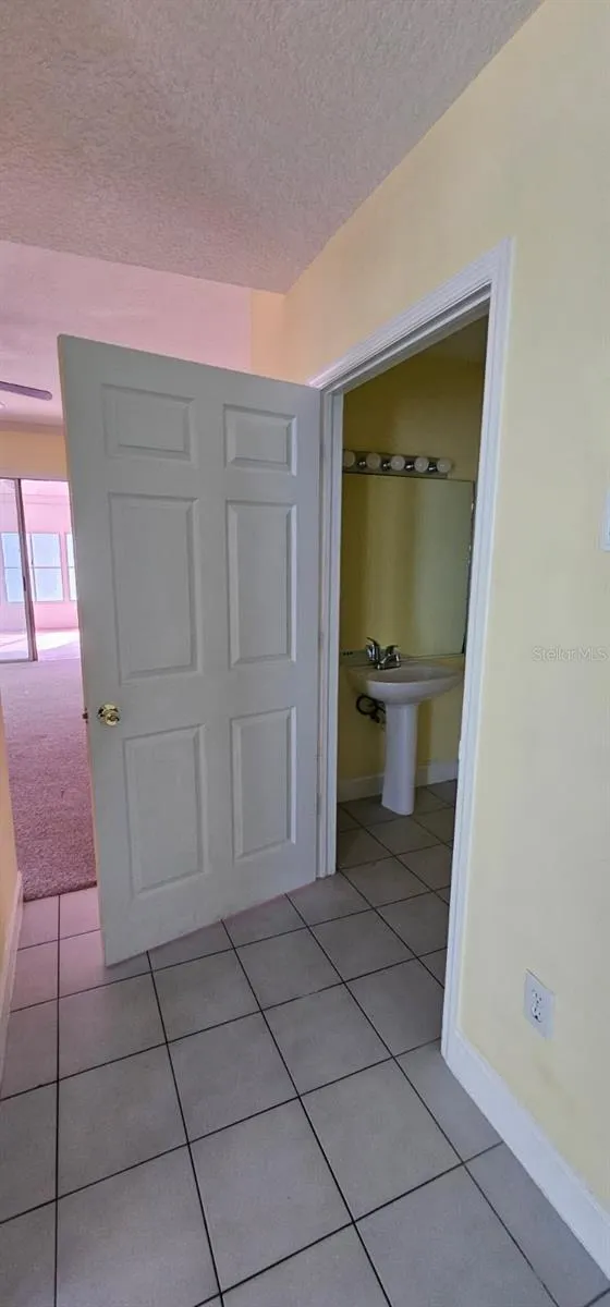 1st floor 1/2 bath