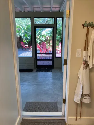 Entry to lanai from kitchen