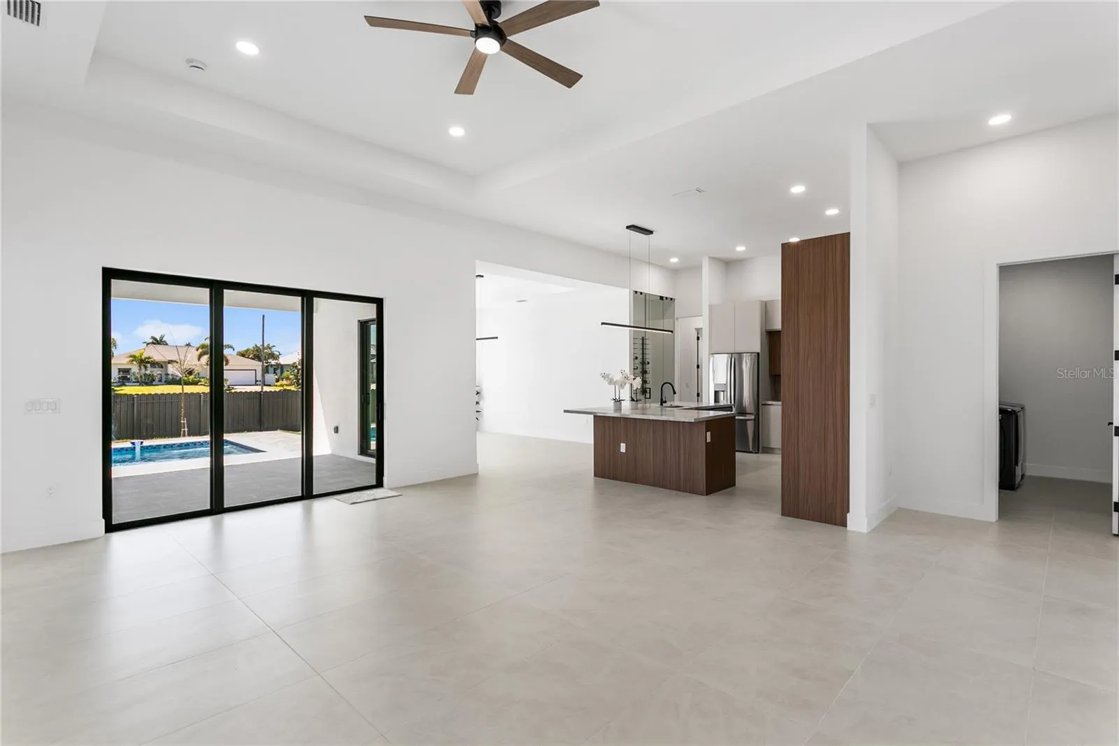 Spacious living room - open and bright!