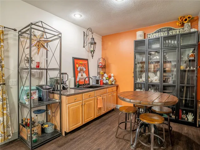 WET BAR, PUB