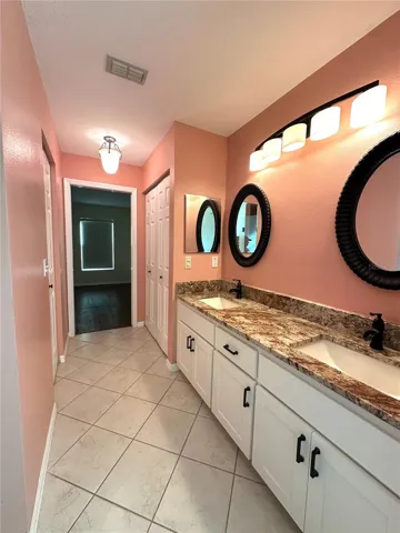 ENTRANCE ENSUITE MASTER BATHROOM
