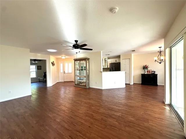 SPACIOUS LIVING ROOM
