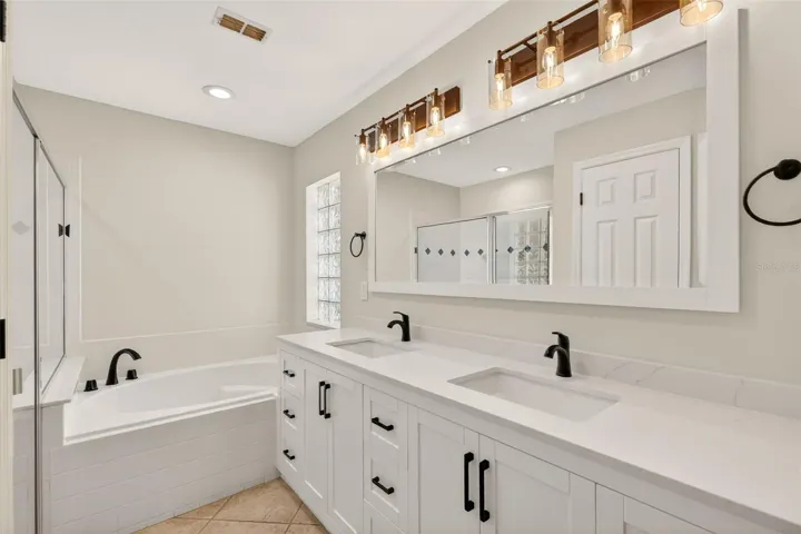 Primary en-suite bathroom