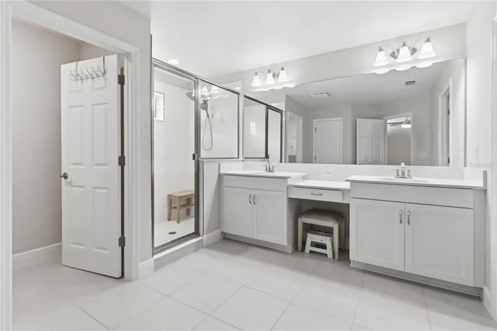 En-Suite Bath w/Private Water Closet