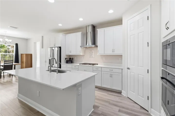 Modern Kitchen w/Quartz Counters