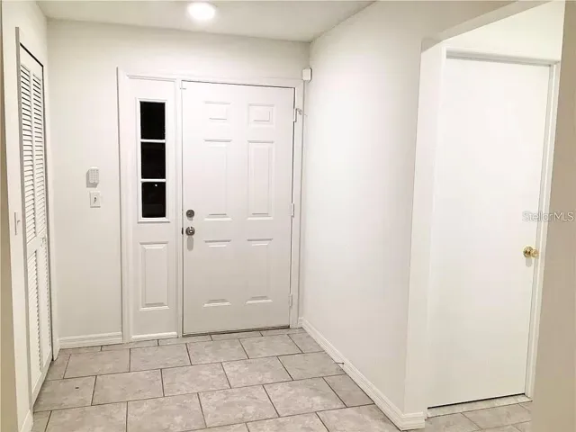 Foyer w/ coat closet