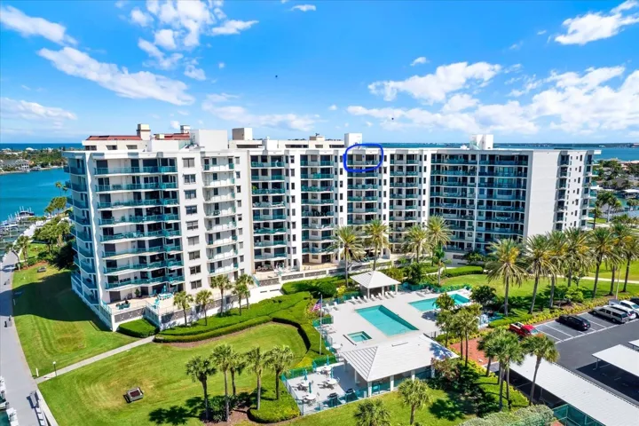 Welcome to the 10th floor with amazing views!
