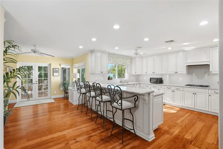 Huge Spacious Eat-in Kitchen