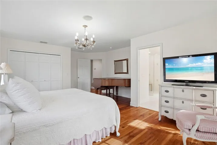 Master Bedroom Walk in Closet