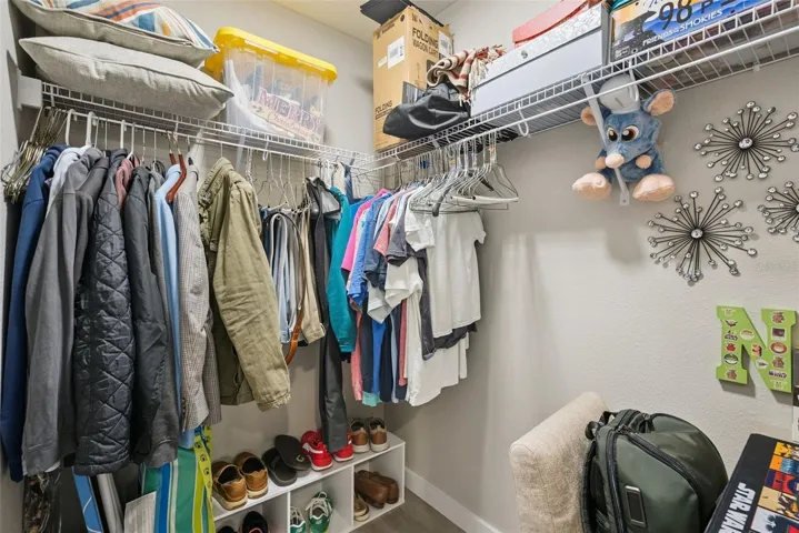 WALK-IN CLOSET