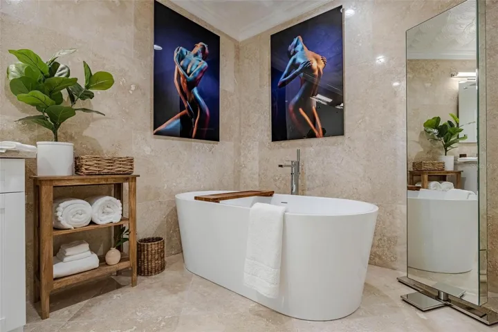 Soaking tub