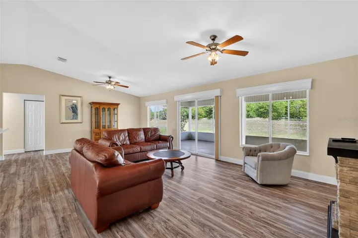 Living area/dining