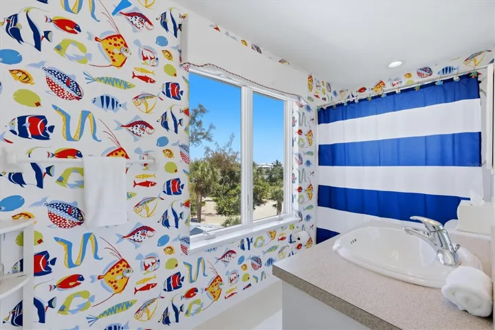 upstairs bath guest 2