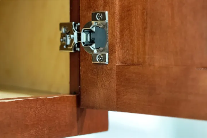 17.Montes-6265 Contessa Dr Unit 303-Kitchen Hinge Highlight