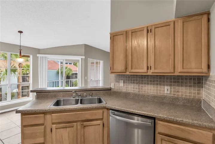 Kitchen & Dining