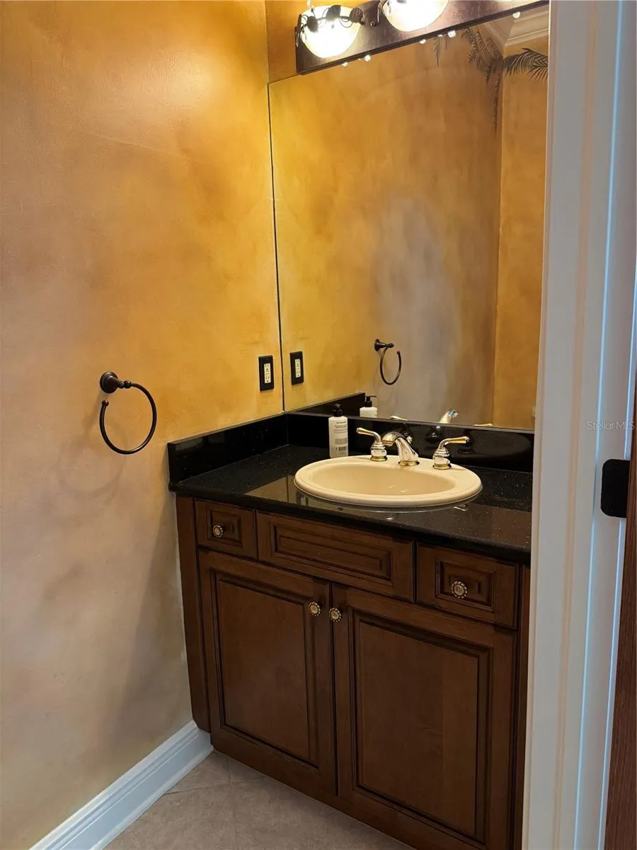 Downstairs 1/2 Bath