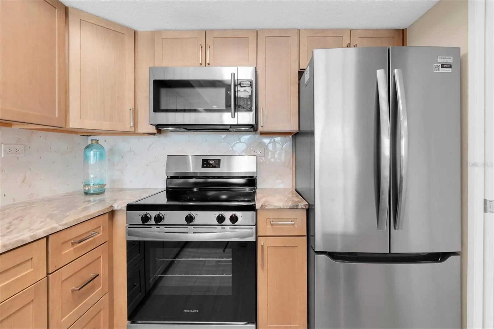 Kitchen new Solid wood Cabinets and Gallery Appliances