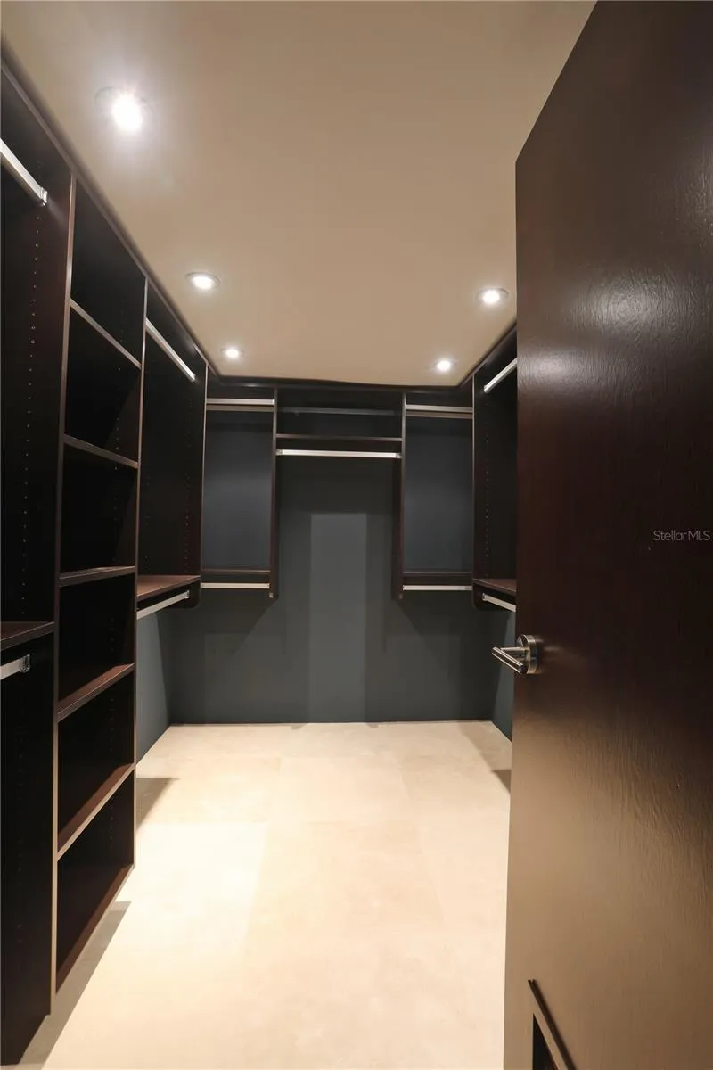 Walk-In-Closet