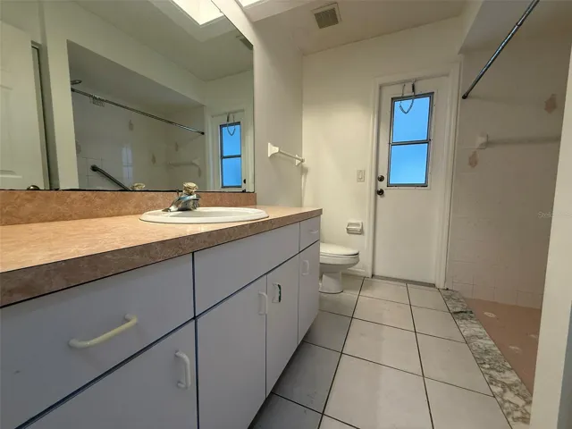 Guest bathroom #1