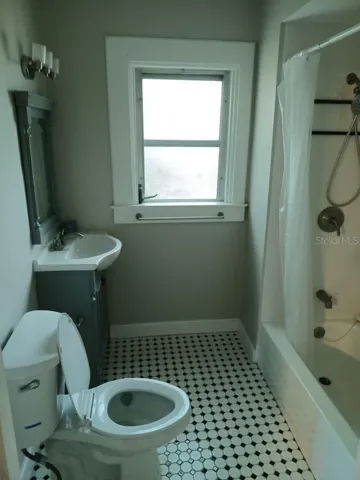 1290 Idlewild Dr - Bathroom