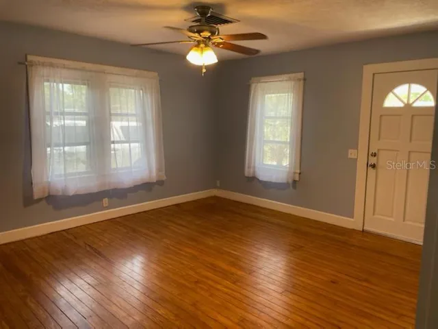 1290 Idlewild Dr - Living Room